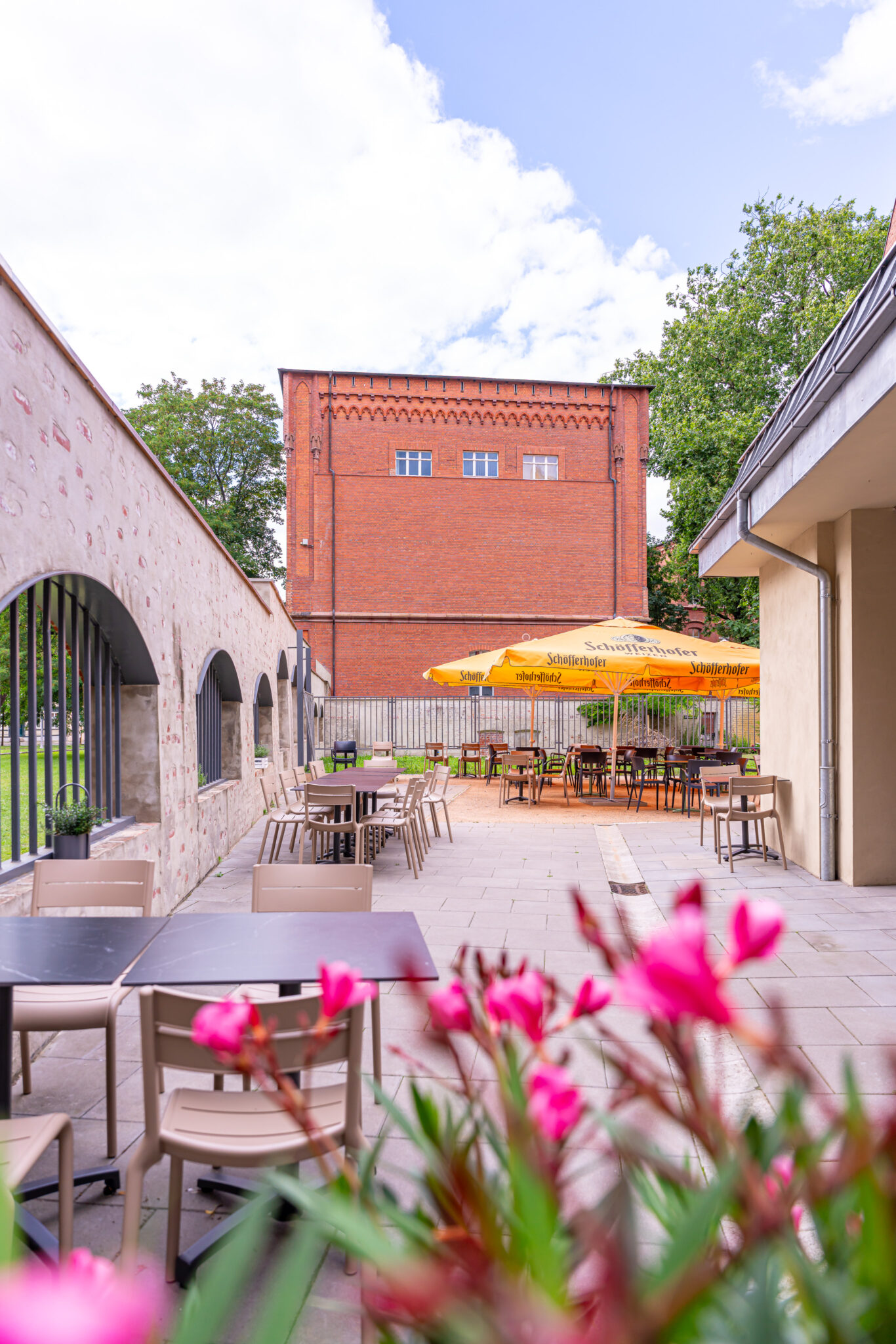 Daily am Dom-mediterranes restaurant coworking im alten gefängnis backsteinromantik hausgemachte nudeln stendal altmark terrasse