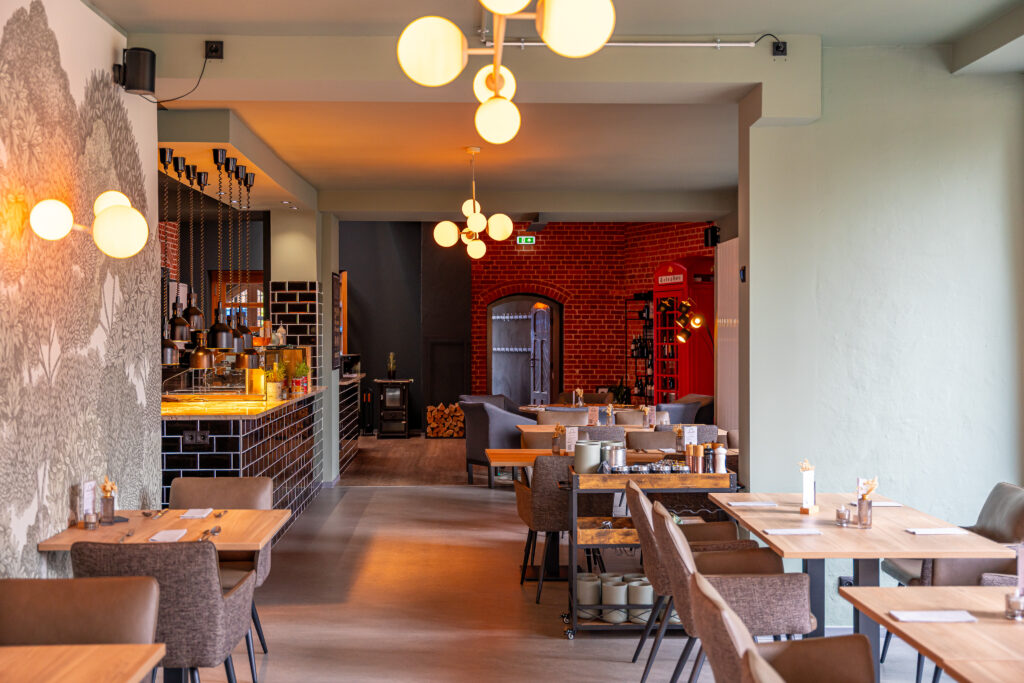 Daily am Dom, heller Eingangsbereich mit Blick auf Restauranttische und Showküche