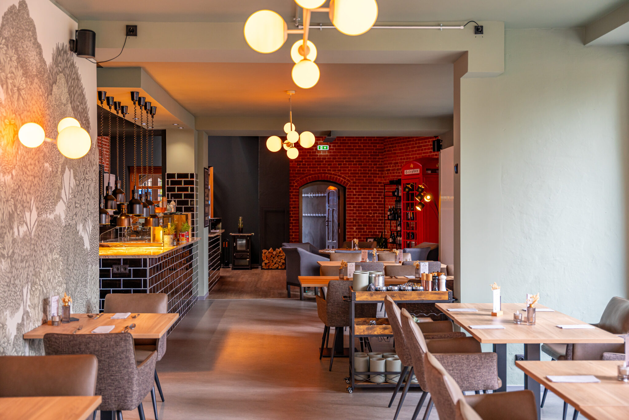 Daily am Dom, heller Eingangsbereich mit Blick auf Restauranttische und Showküche