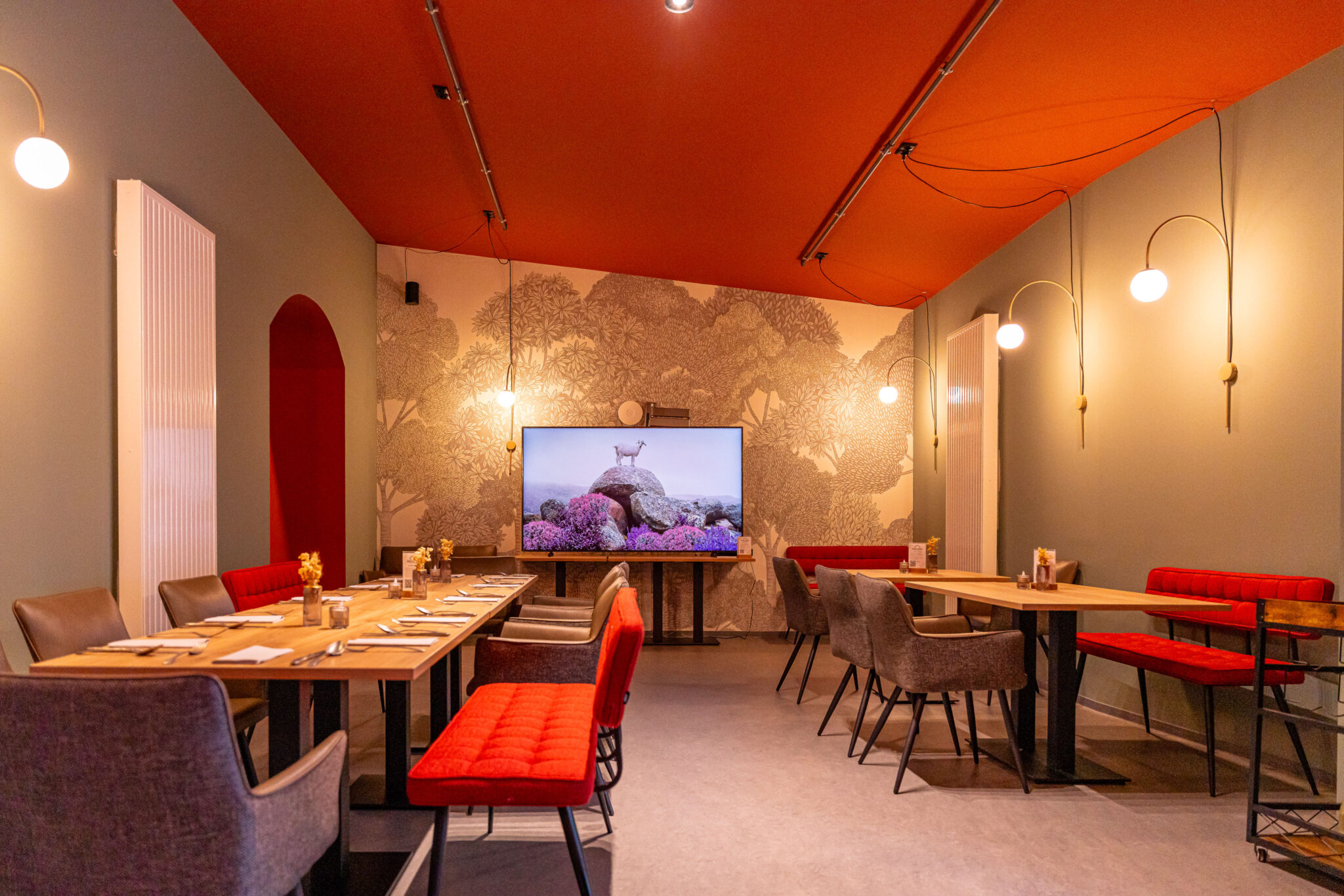 Daily am Dom, Meetingraum mit großem Bildschirm und gemütlicher Einrichtung