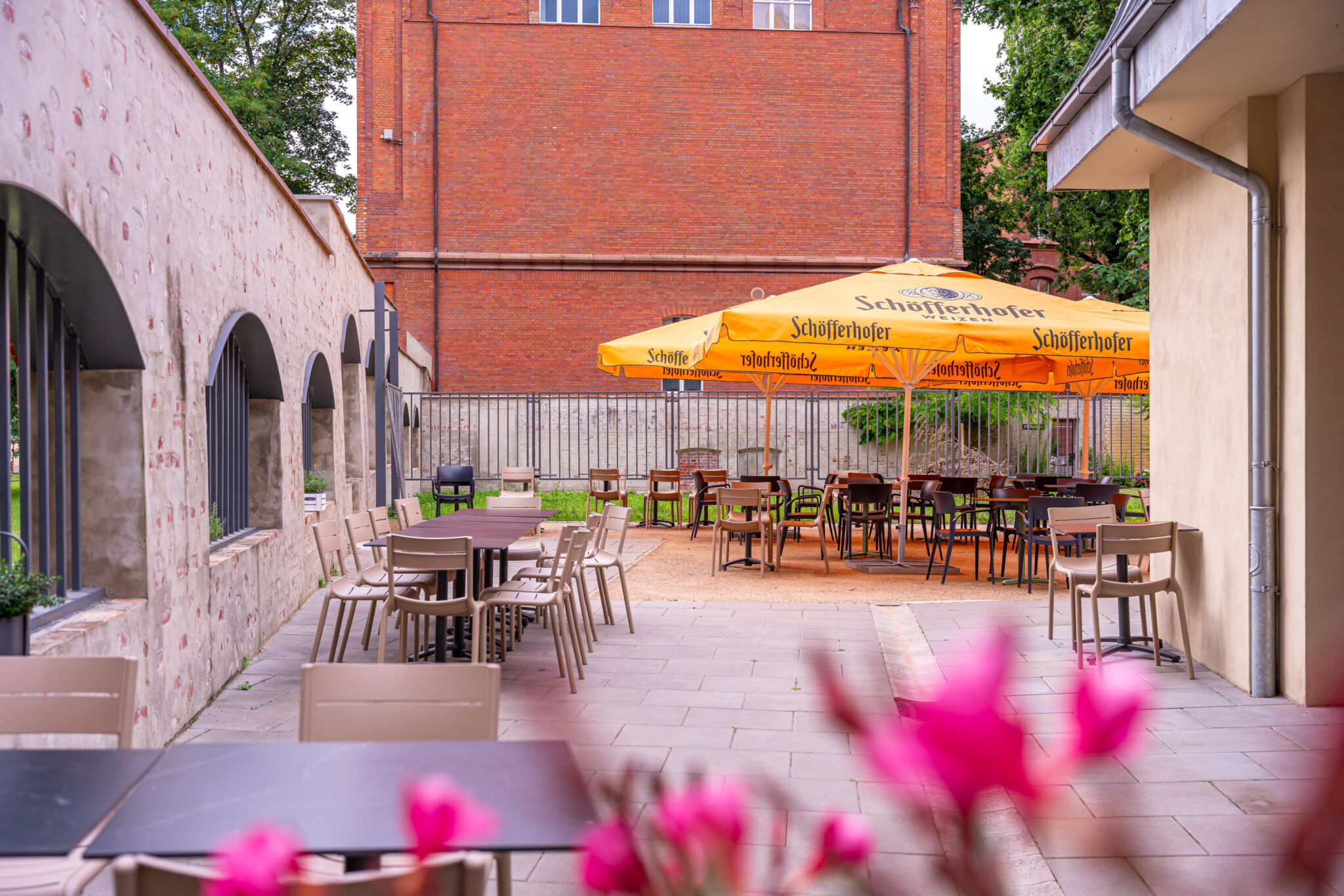 Daily am Dom - Blick auf die mediterrane Terrasse mit vielen Sitzmöglichkeiten und großem Sonnenschirm