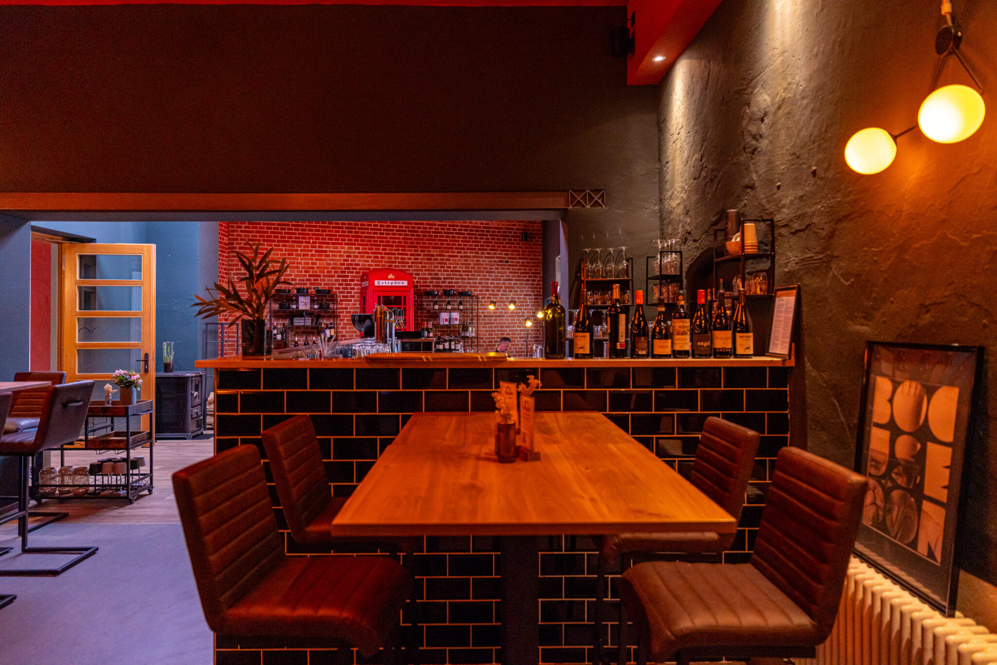 Gemütlich sitzen auf Barstühlen in warmer Atmosphäre