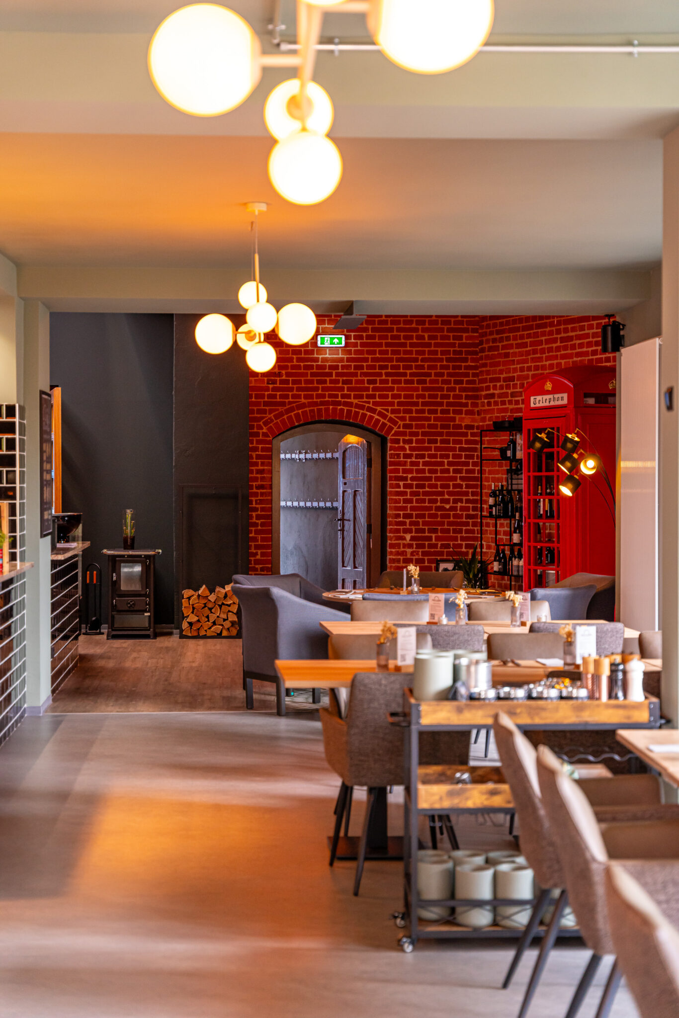 Innenbereich Restaurant mit Blick auf den Kamin