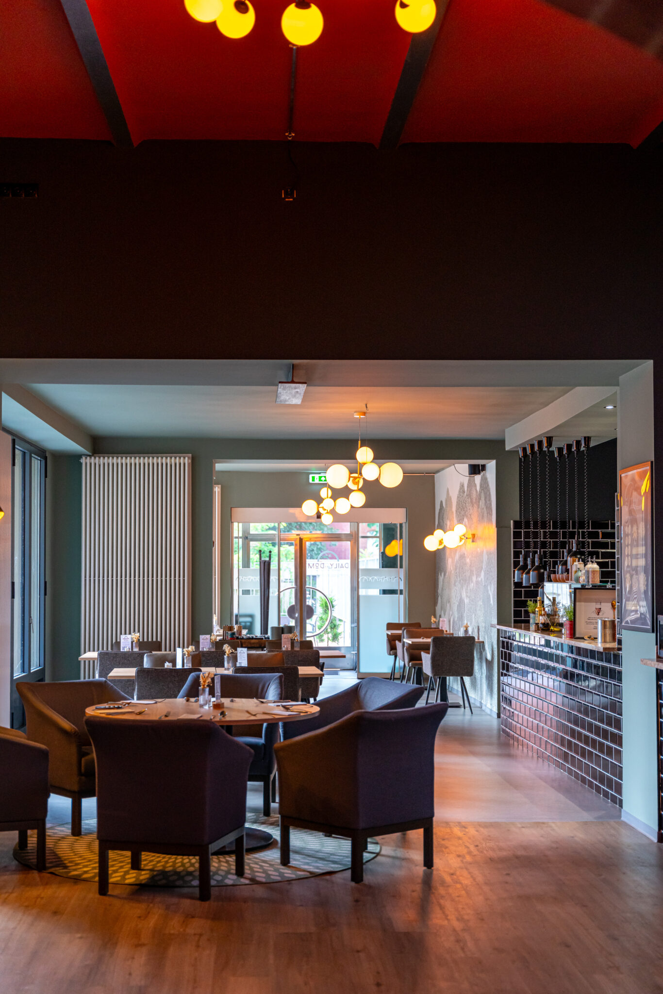 Restaurantbereich mit Blick zur Terrasse