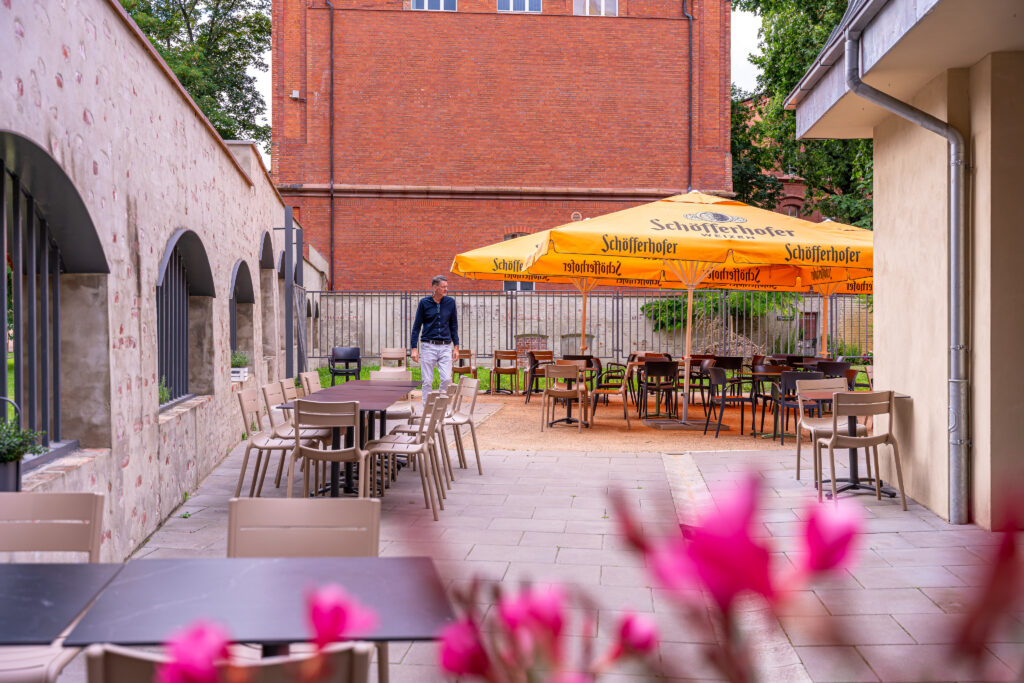 großzügige Außenterrasse mit Blick auf den Dom