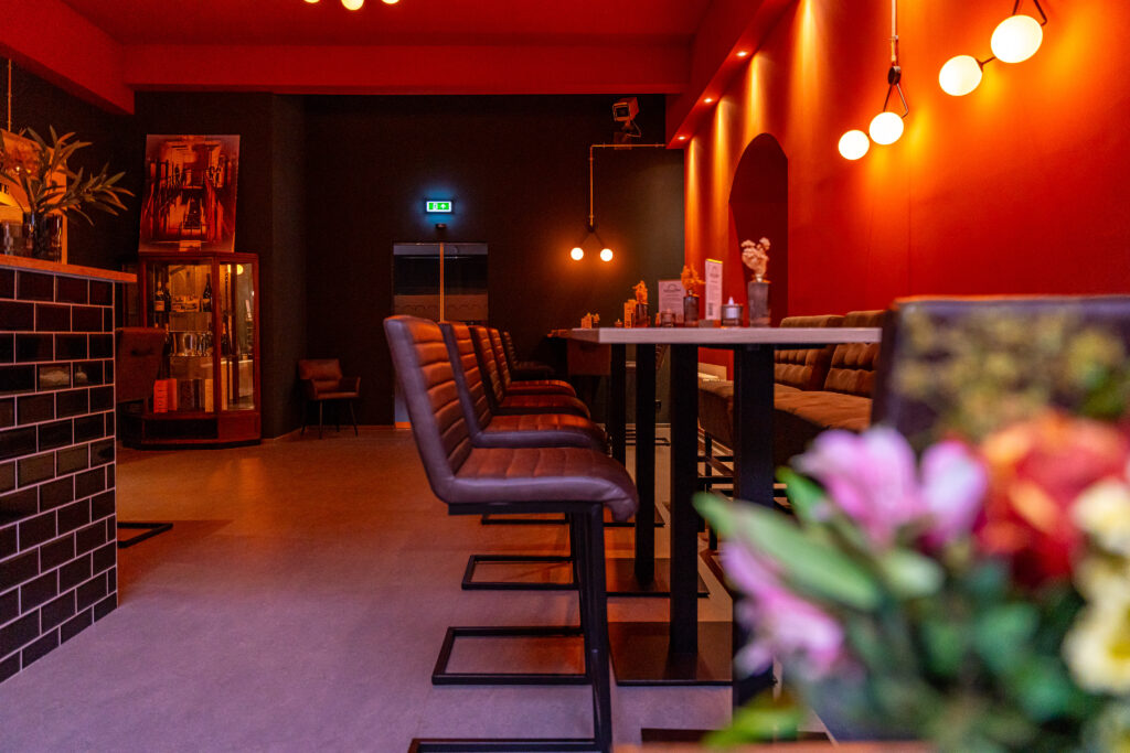 Restaurantbereich mit Barstühlen und Bänken