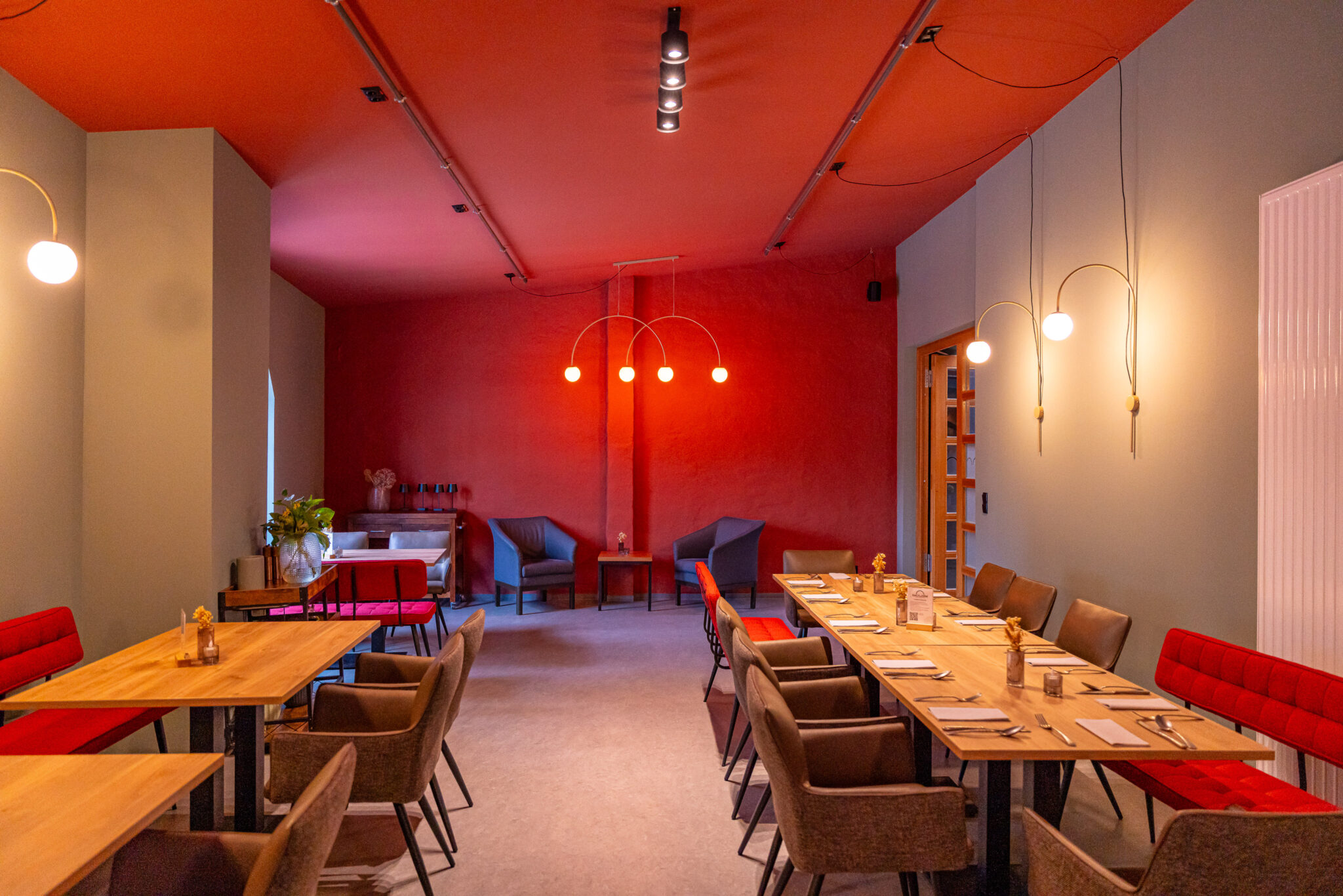 daily am dom meetingraum mit großem bildschirm für konferenzen und feiern events festlichkeiten geburtstage